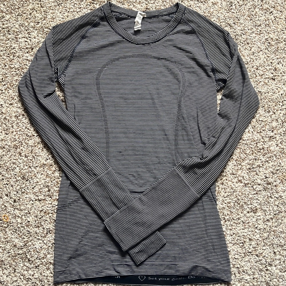 Lululemon athletica nylon running shirt with thumb holes size 8